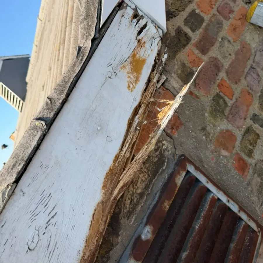 Poorly installed fascia over deteriorated timber